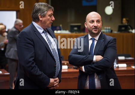 Brüssel, Bxl, Belgien. 4. Dezember 2015. Belgische Interior Minister Jan Jambon (L) und Luxemburg Vize Premierminister Etienne Schneider während Innenminister Rat (JI Justiz und Inneres) am Sitz des Europäischen Rates in Brüssel am 04.12.. Bildnachweis: ZUMA Press, Inc./Alamy Live-Nachrichten Stockfoto