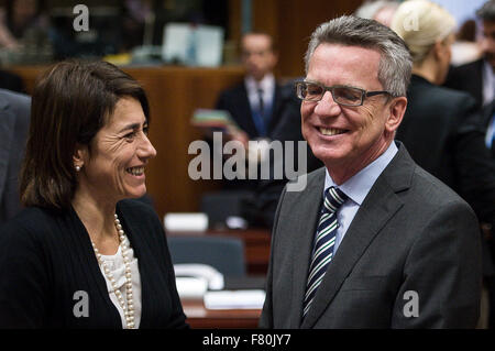 Brüssel, Bxl, Belgien. 4. Dezember 2015. Constanca Urbano de Sousa und German Interior Minister Thomas de Maiziere (R) beim Innenminister Rat (JI Justiz und Inneres) am Sitz des Europäischen Rates in Brüssel am 04.12.. Bildnachweis: ZUMA Press, Inc./Alamy Live-Nachrichten Stockfoto