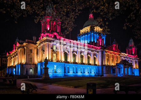 Der Belfast City Hall leuchtet in der Nacht-Nordirland Stockfoto