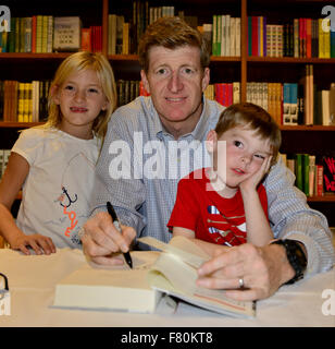 Patrick J. Kennedy diskutiert und unterzeichnen Exemplare seines Buches "A gemeinsamen Kampf: A persönliche Reise durch die Vergangenheit und Zukunft der Geisteskrankheit und sucht" am Bücher und Bücher mit: Harper Petitgout, Patrick Kennedy, Owen Kennedy wo: Coral Gables Stockfoto