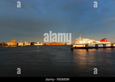 Liverpool Stadt aus den Mersey bei Sonnenuntergang, Großbritannien Stockfoto