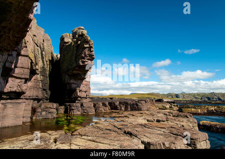 Felsformationen in den Klippen von Torridonian roten Sandstein überragt eine Felsen-Pool auf der Insel Handa, Sutherland, Scotla Stockfoto