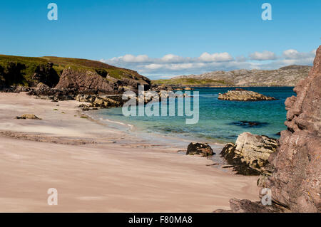 Ein kleiner Strand auf der Insel Handa, Blick auf den Sound von Handa, Sutherland, Schottland. August. Stockfoto