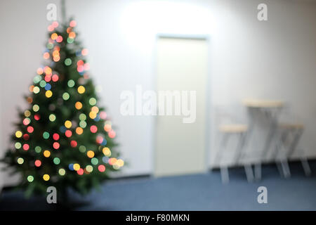 Verschwommenes Hintergrundbild eines Büros, dekoriert mit Bokeh Weihnachtsbaum für Hintergrund Zweck verwendet werden Stockfoto