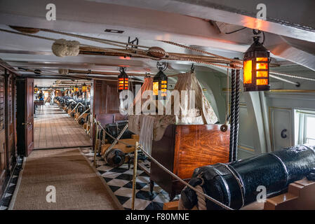 Unteres Geschützdeck der HMS Victory im Portsmouth Dockyard Museum, Hampshire, England, Großbritannien Stockfoto