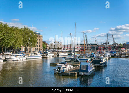 Marina am Millenium Square Landung im schwimmenden Hafen von Bristol, Somerset, England, Vereinigtes Königreich Stockfoto