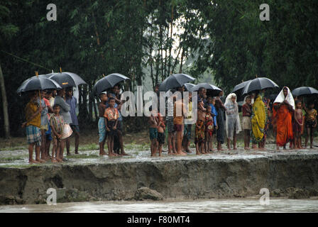Besuch bei Flut betroffenen Norden Bangladesch mit Bangladesch Rothalbmond-Gesellschaft.  August 2007.  Kottimari Chor. Notfall-Familie Stockfoto