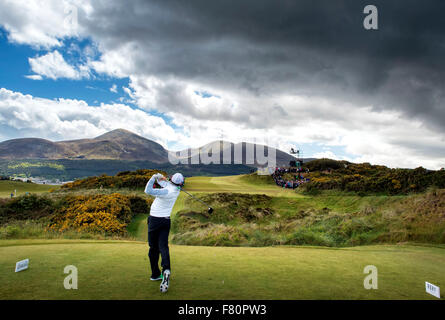 Rory McIlroy fährt vom 9. Abschlag am Royal County Down Golf Club Newcastle Mourne Mountains Mourne Northern Ireland Stockfoto