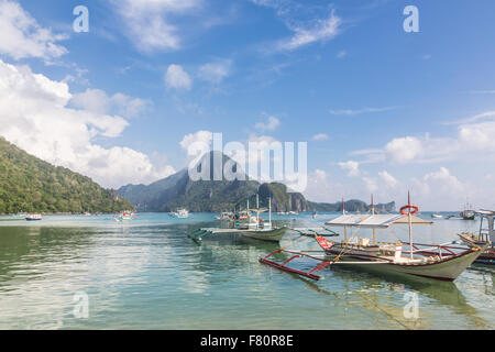 Traditionelle Holzboote, genannt Banca, warten auf Touristen rund um die Inseln des Bacuit Archipels in der Nähe von El Nido in zu sein Stockfoto