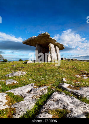 Poulnabrone Dolmen, Burren, County Clare, Irland, der Wilde Atlantik Weg Stockfoto