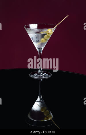 Martini cocktail mit Oliven auf den Tisch Stockfoto