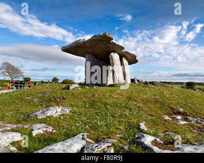 Poulnabrone Dolmen, Burren, County Clare, Irland, der Wilde Atlantik Weg Stockfoto