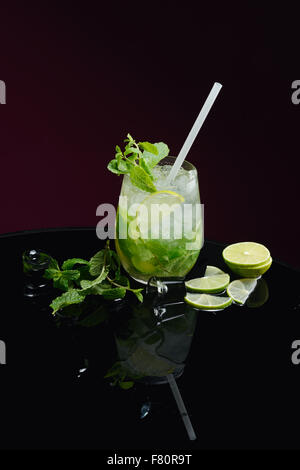 Mojito mit Limetten-Eis und Minze Stockfoto