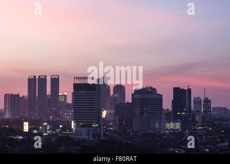 Sonnenuntergang über Wohn von Jakarta mit modernen Büro Türme im Hintergrund in der Hauptstadt von Indonesien Stockfoto