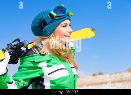 Porträt Frau schöne Skifahrer über blauen Himmelshintergrund aktiven Wintersport genießen, verbringen Weihnachten in Alpen Stockfoto