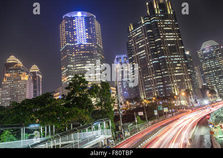 Verkehr in der Nacht in Jakarta, Indonesien Hauptstadt Hauptstraße gesäumt von Banken, Hotels und Luxus Shopping-Malls (Jalan Stockfoto