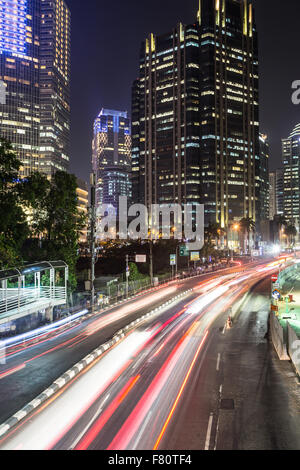 Verkehr in der Nacht in Jakarta, Indonesien Hauptstadt Hauptstraße gesäumt von Banken, Hotels und Luxus Shopping-Malls (Jalan Stockfoto