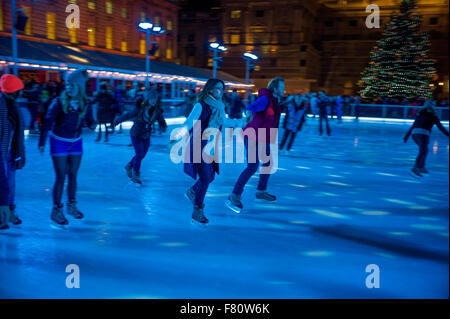 London, UK. 3. Dezember 2015. Eislaufen am Somerset House Skater zeigen verschiedene Ebenen der Erfahrung auf die traditionelle Weihnachten Eisbahn eingerichtet im Rathaushof der neoklassischen 18. Jahrhundert Somerset House auf dem Damm, London England. Bildnachweis: BRIAN HARRIS/Alamy Live-Nachrichten Stockfoto