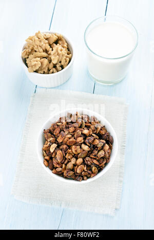 Frühstück-Müsli und ein Glas Milch, Ansicht von oben Stockfoto