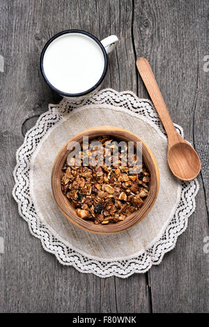 Schoko Müsli in Holzschale und Milch, Ansicht von oben Stockfoto