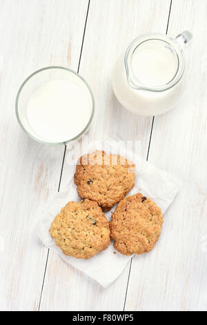 Gesundes Frühstück-Hafer-Kekse und Milch, Ansicht von oben Stockfoto