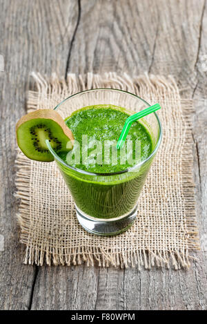 Grüner Smoothie mit Kiwi in Glas Stockfoto