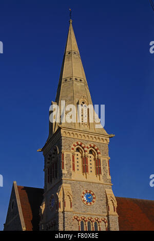 Ein Kirchturm neu saniert und renoviert, zeigt eine schöne blaue Zifferblatt mit und schöne Mauerwerk. Stockfoto