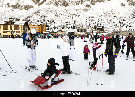 PONTE DI LEGNO, Italien - Dezember 25: Familien im Urlaub auf den Pisten der Alpen auf Donnerstag, 25. Dezember 2014. Stockfoto