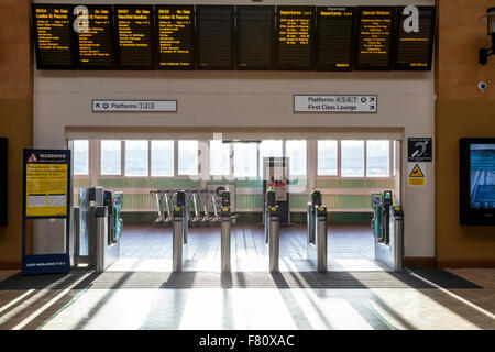 Eingang an die Züge durch den Bahnhof ticket Barrieren mit dem Zug Abfahrtszeiten board über, Bahnhof Nottingham, England, UK. Stockfoto