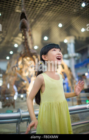 Kleines Mädchen im Museum of Natural history Stockfoto