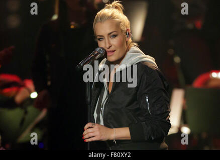 Berlin, Deutschland. 3. Dezember 2015. Deutsche Sängerin Sarah Connor führt während der ersten Live-Show von "The Voice of Germany" in Berlin, Deutschland, 3. Dezember 2015. Foto: Jörg Carstensen/Dpa/Alamy Live News Stockfoto