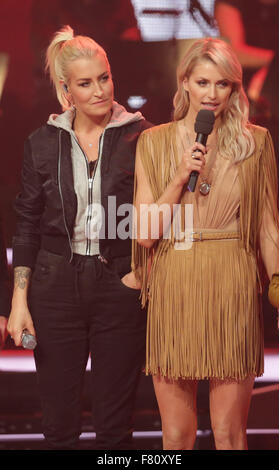 Berlin, Deutschland. 3. Dezember 2015. Deutsche Sängerin Sarah Connor und Host Lena Gercke stehen auf der Bühne während der ersten Live-Show von "The Voice of Germany" in Berlin, Deutschland, 3. Dezember 2015. Foto: Jörg Carstensen/Dpa/Alamy Live News Stockfoto