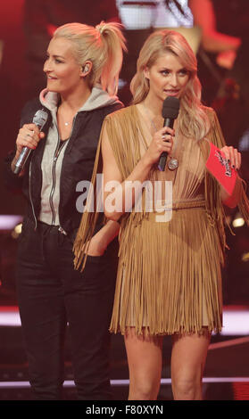 Berlin, Deutschland. 3. Dezember 2015. Deutsche Sängerin Sarah Connor und Host Lena Gercke stehen auf der Bühne während der ersten Live-Show von "The Voice of Germany" in Berlin, Deutschland, 3. Dezember 2015. Foto: Jörg Carstensen/Dpa/Alamy Live News Stockfoto