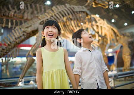 Kinder im Museum of Natural history Stockfoto