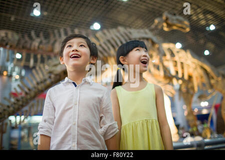 Kinder im Museum of Natural history Stockfoto