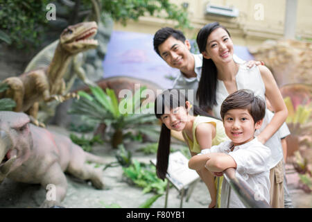 Junge Familie im Museum für Naturkunde Stockfoto