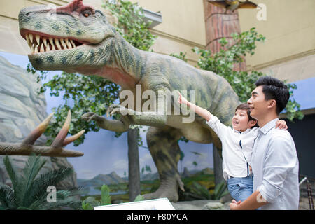 Junger Vater und Sohn im Museum of Natural history Stockfoto