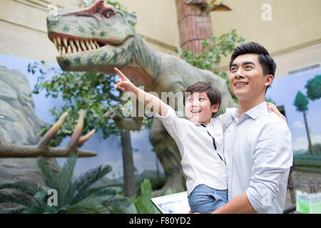 Junger Vater und Sohn im Museum of Natural history Stockfoto