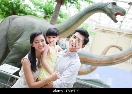 Junge Familie im Museum für Naturkunde Stockfoto