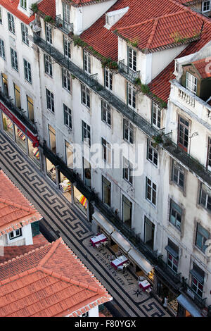 Bürgersteig und Liegenschaft Gebäude entlang der Rua Aurea Street in Lissabon von oben, Portugal Stockfoto