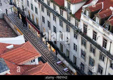 Bürgersteig und Liegenschaft Gebäude entlang der Rua Aurea Street in Lissabon von oben, Portugal Stockfoto