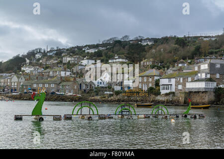 Mousehole, Cornwall, UK. 4. Dezember 2015. Die Displays beginnen, um das Dorf Mousehole in Vorbereitung auf die Lichter einschalten am Samstag 12. Dezember erscheinen. Viele Tausende von Besuchern aus über das Vereinigte Königreich und die Welt sollen kommen und sehen die Lichter. Bildnachweis: Simon Yates/Alamy Live-Nachrichten Stockfoto