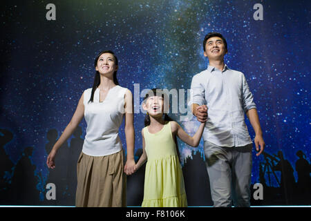 Junge Familie in Wissenschaft und Technik museum Stockfoto