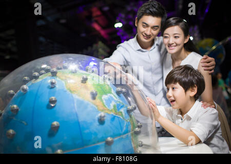 Junge Familie in Wissenschaft und Technik museum Stockfoto