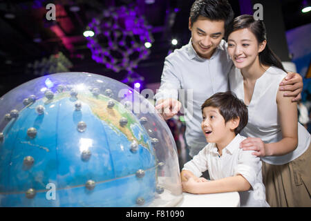 Junge Familie in Wissenschaft und Technik museum Stockfoto