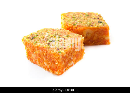 Gacar ka Halwa auf weißem Hintergrund Stockfoto