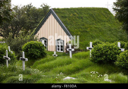 Friedhof und Kirche mit Torf Dach im Südosten von Island Stockfoto