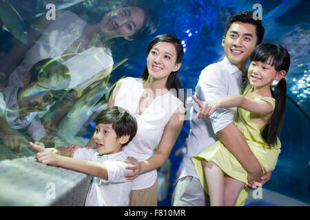 Junge Familie im aquarium Stockfoto