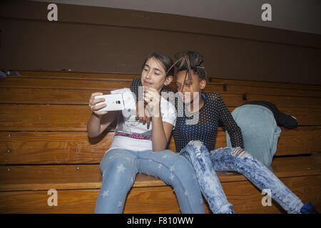 Zwei Freunde nehmen Sie ein Selbstporträt zusammen auf eine nach der Schule-Programm an einer lokalen Gemeindezentrum in Manhattan, New York Unterstadt. Stockfoto