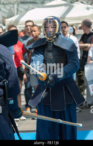 Kendo Kämpfer Spiel in traditioneller Kleidung und Bambus Schwert, japanische Kampfkunst Stockfoto